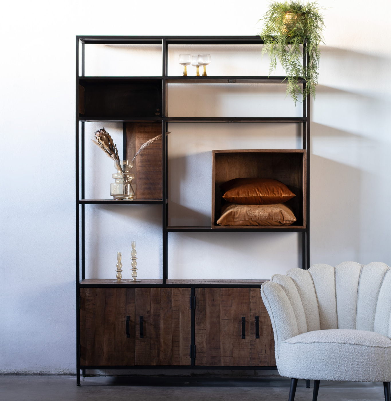 Vakkenkast Mangohout Bruin - 140x42x210cm - Kast Cube - Giga Meubel