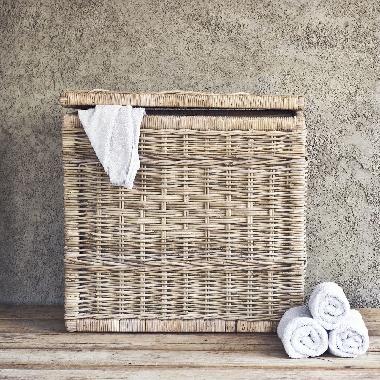 Rieten Wasmand met 2 Vakken en Klep Amber